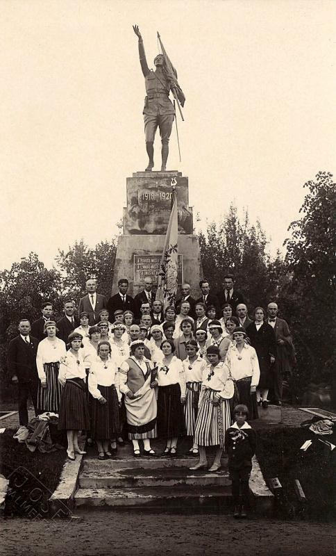 File:Valga Vabadussõja mälestusmärk 1920-ndad.jpg